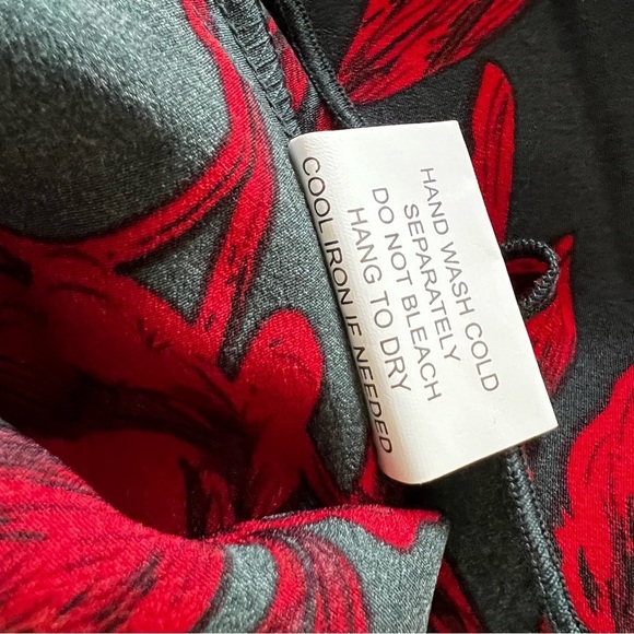 Red and black faux wrap dress with pendant, size L, new with tags - Picture 11 of 12